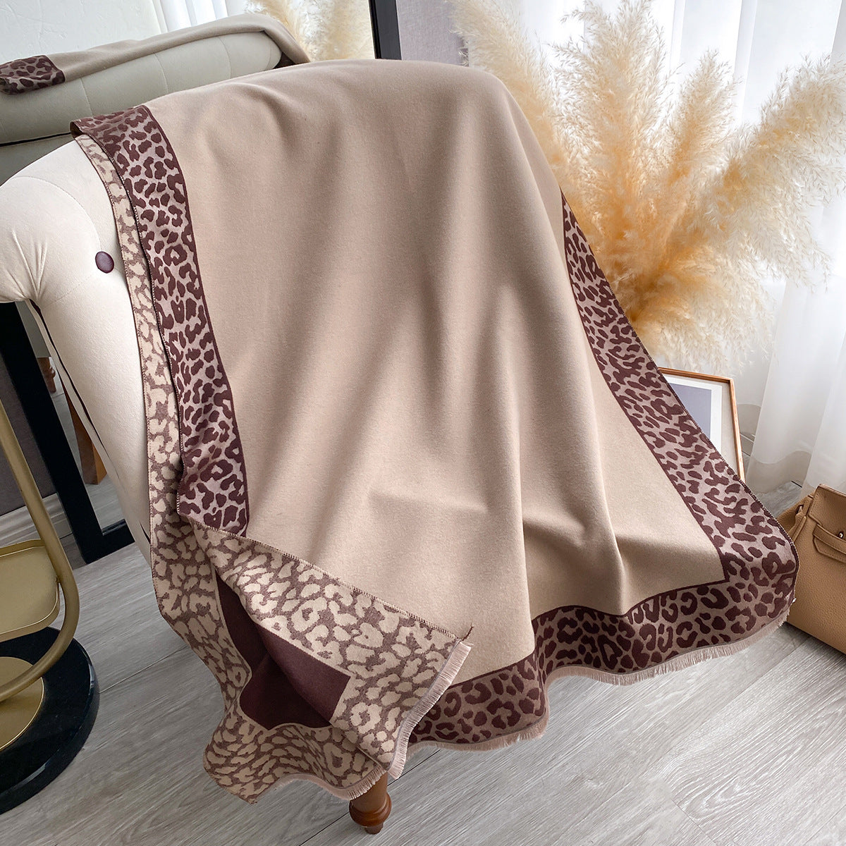 Leopardprint-Schal aus Kunstkaschmir – Bild 4 | LuxeStyle