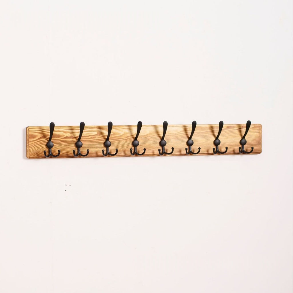 Garderobe aus Massivholz, wandmontiert