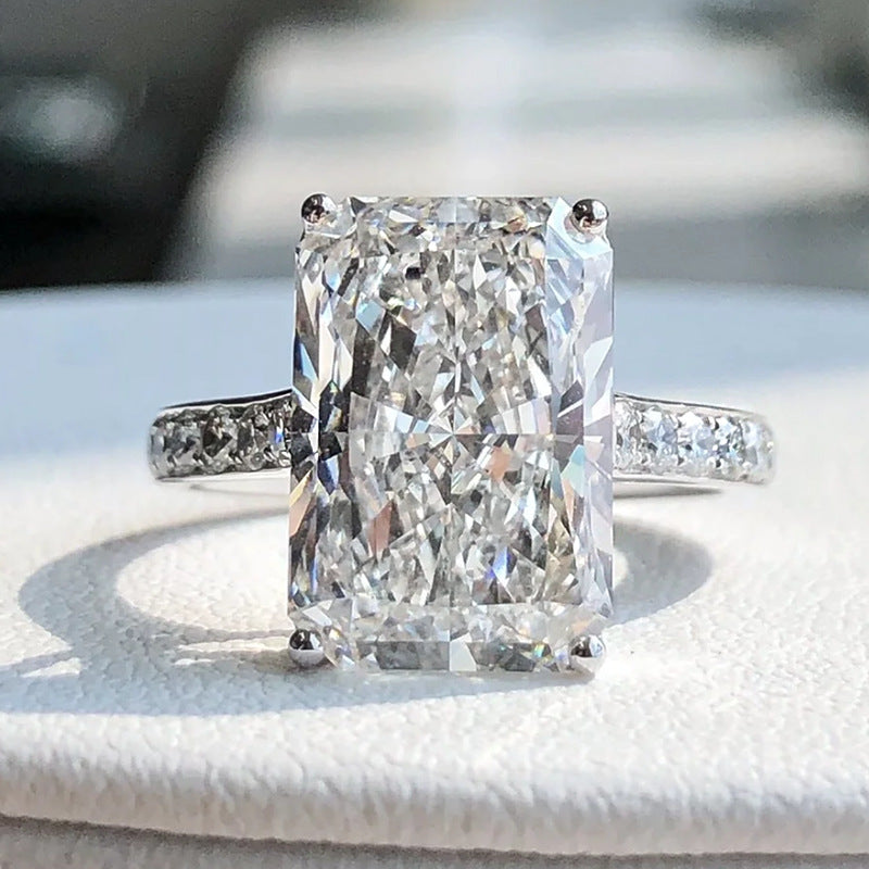 Minimalistischer Ring mit weissem Strasssteinen | LuxeStyle