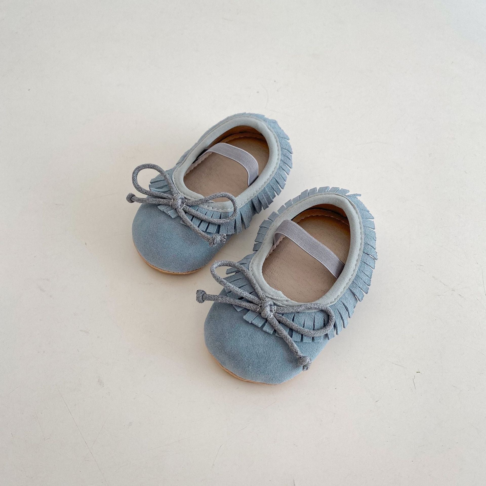 Weiche Leder-Laufschuhe mit großer Schleife und Fransen