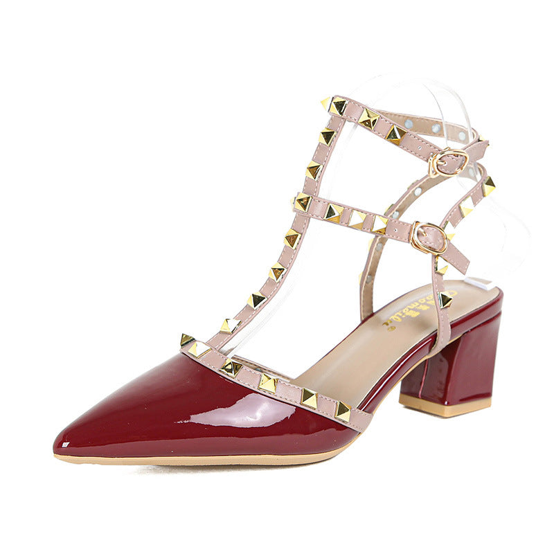 Stilettos mit Nieten
