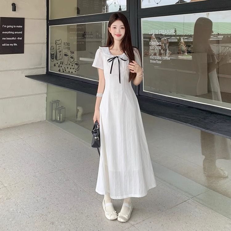 Französisches Chic-Kleid mit Spitze und Taillenschnürung