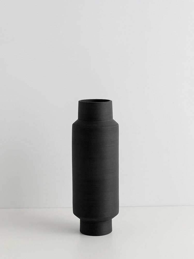 Keramikvase im nordischen Stil