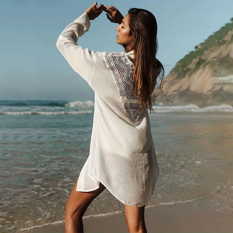 Spitzenbesetzte Bluse als Strand-Cardigan