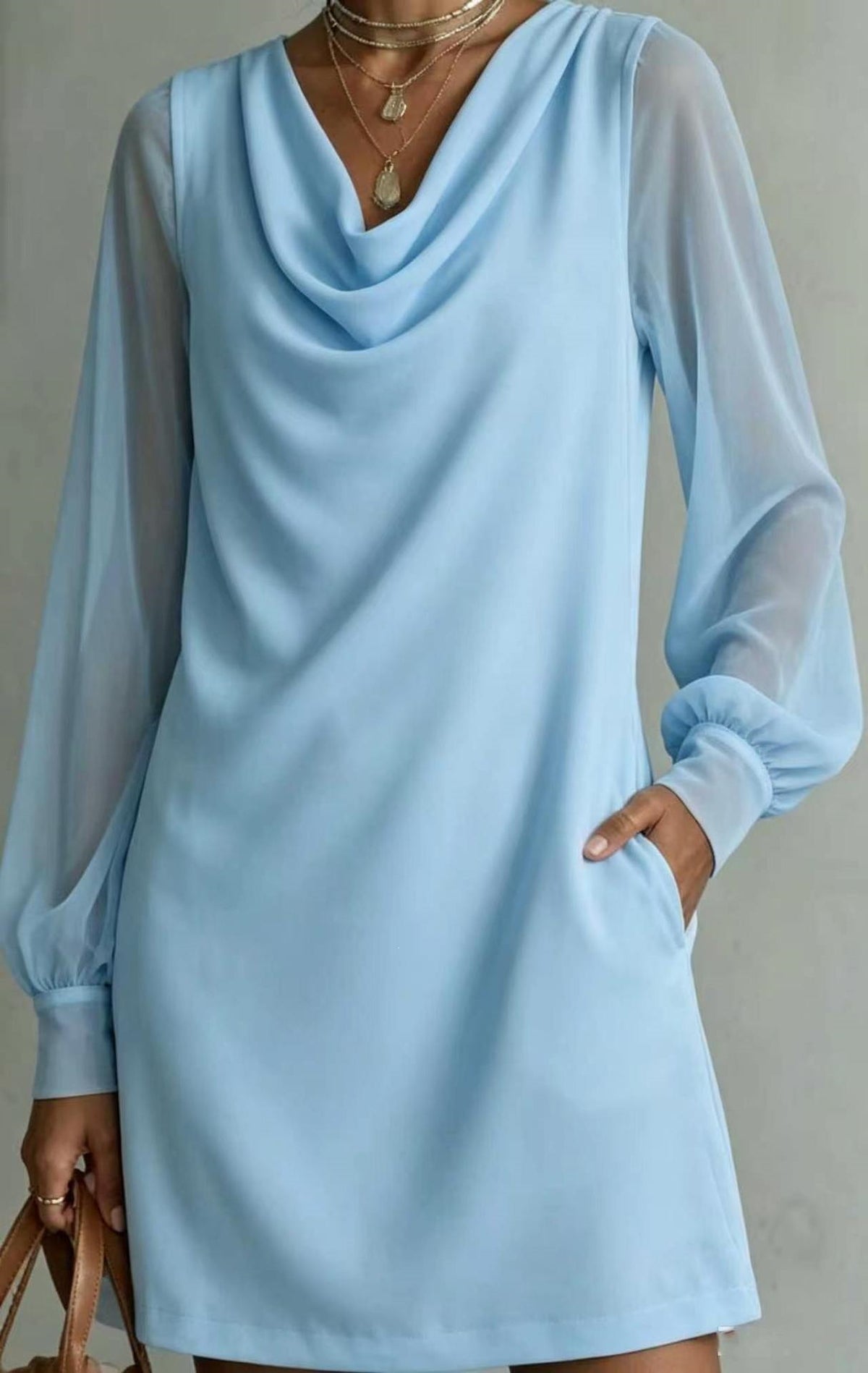 Kurzes Damenkleid mit Wasserfallausschnitt – Bild 9 | LuxeStyle