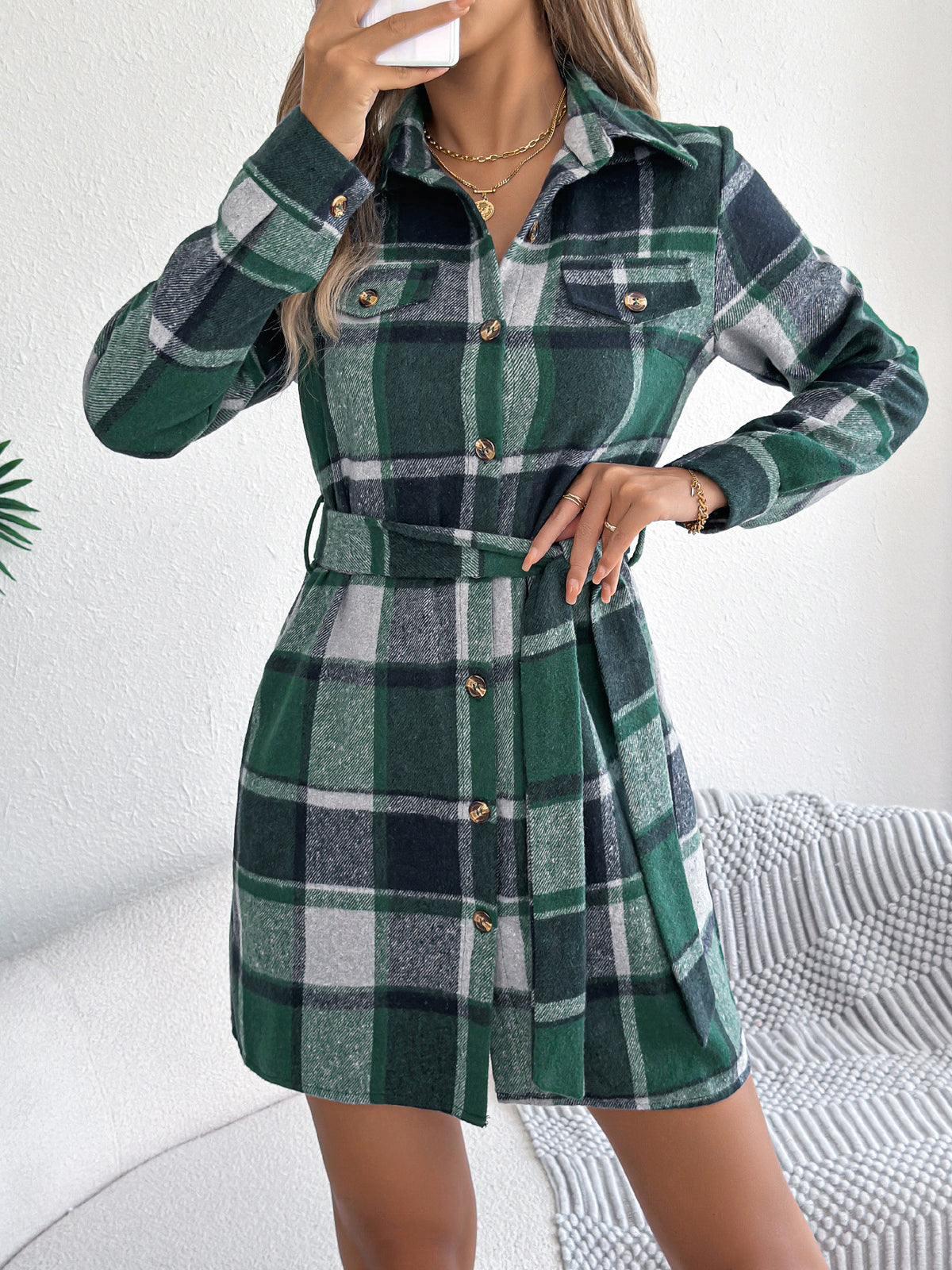 Kariertes Tweed-Hemdblusenkleid mit Bindegürtel – Bild 2 | LuxeStyle