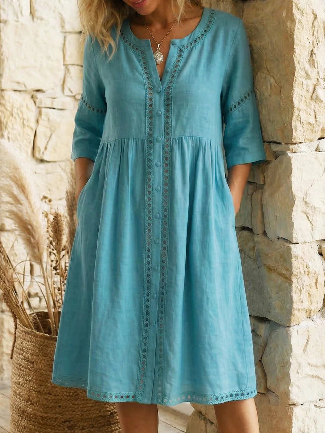 Locker Leinen-Baumwollkleid mit Knopf-Hals und Rüschen-Nähten
