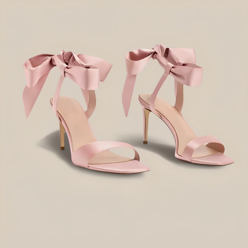 Satin-Sandalen mit Schleife