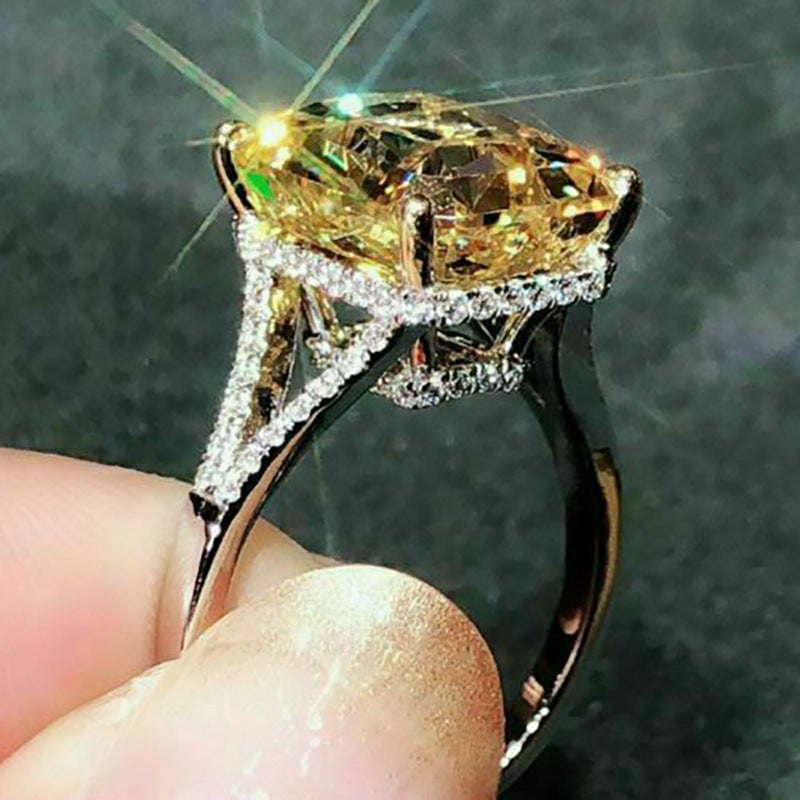 Eleganter Zirkonring mit Vier-Krappenfassung
