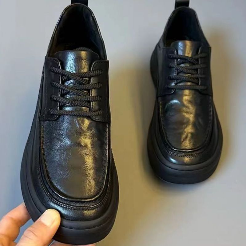 Leichte Herrenschuhe aus Lederimitat