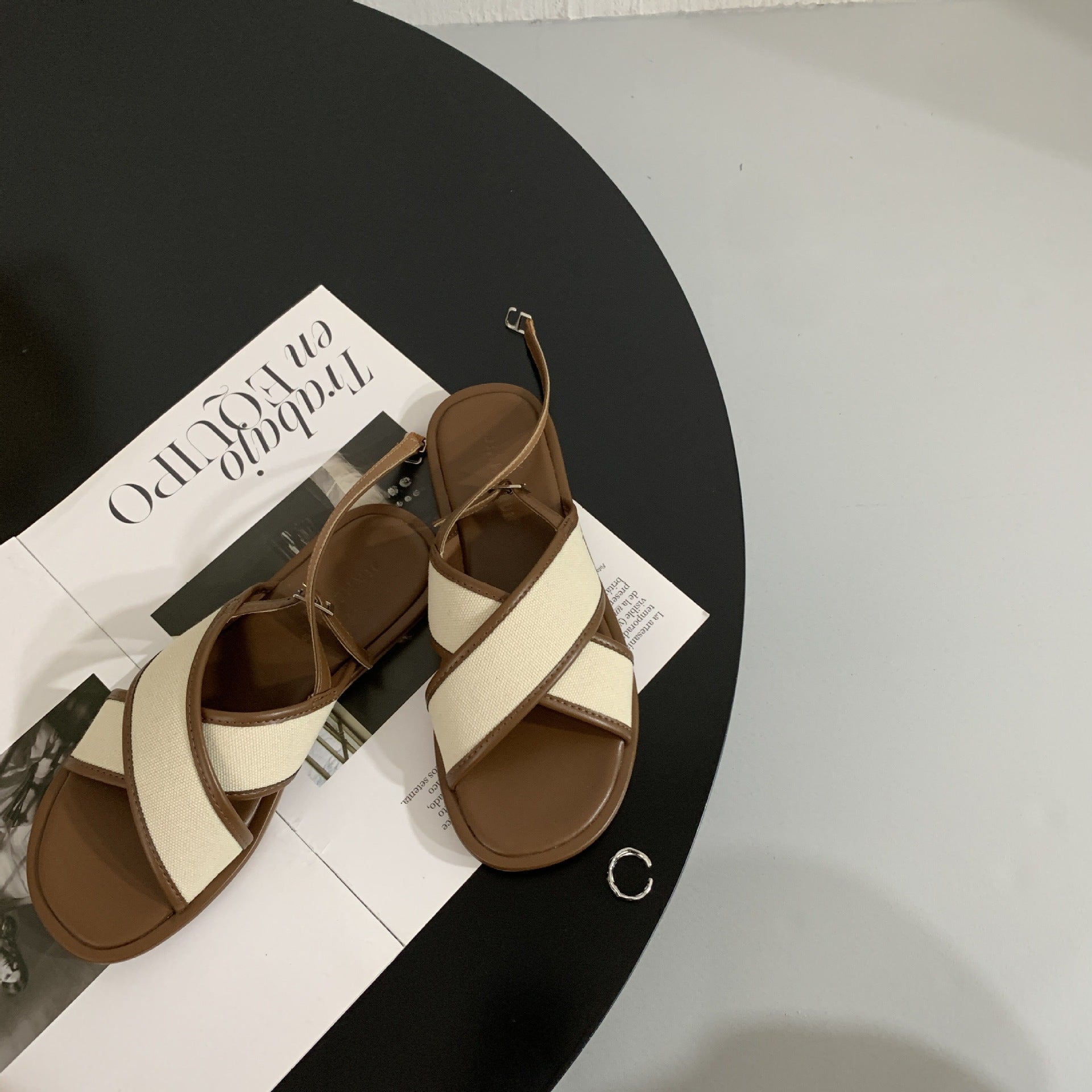 Retro-Sandalen mit Kreuzriemen