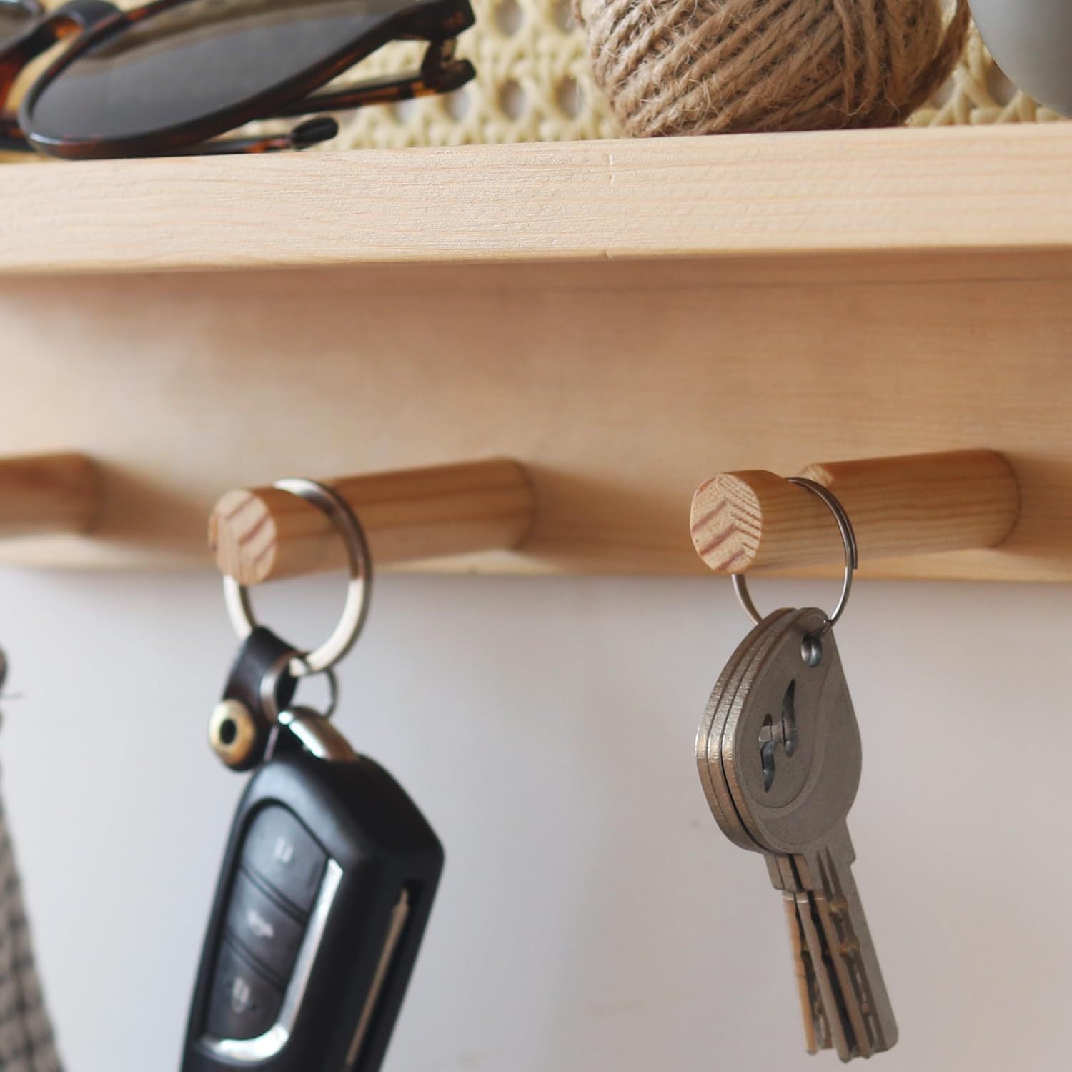 Holz-Garderobe mit Rattan