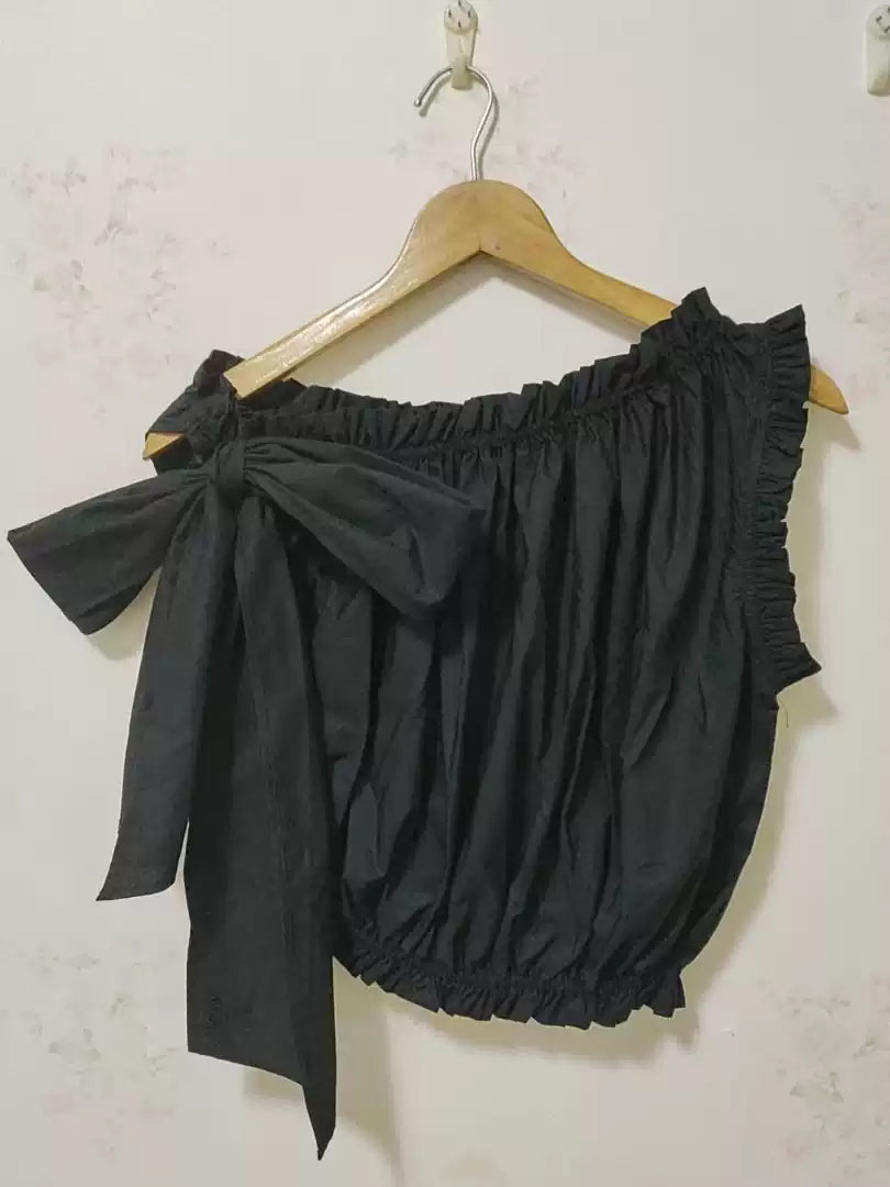 Asymmetrisches Top mit Bogen-Detail