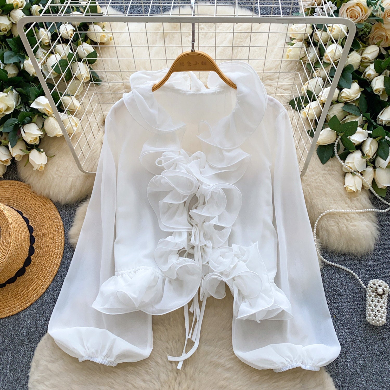 Chiffon-Bluse mit V-Ausschnitt & Rüschen