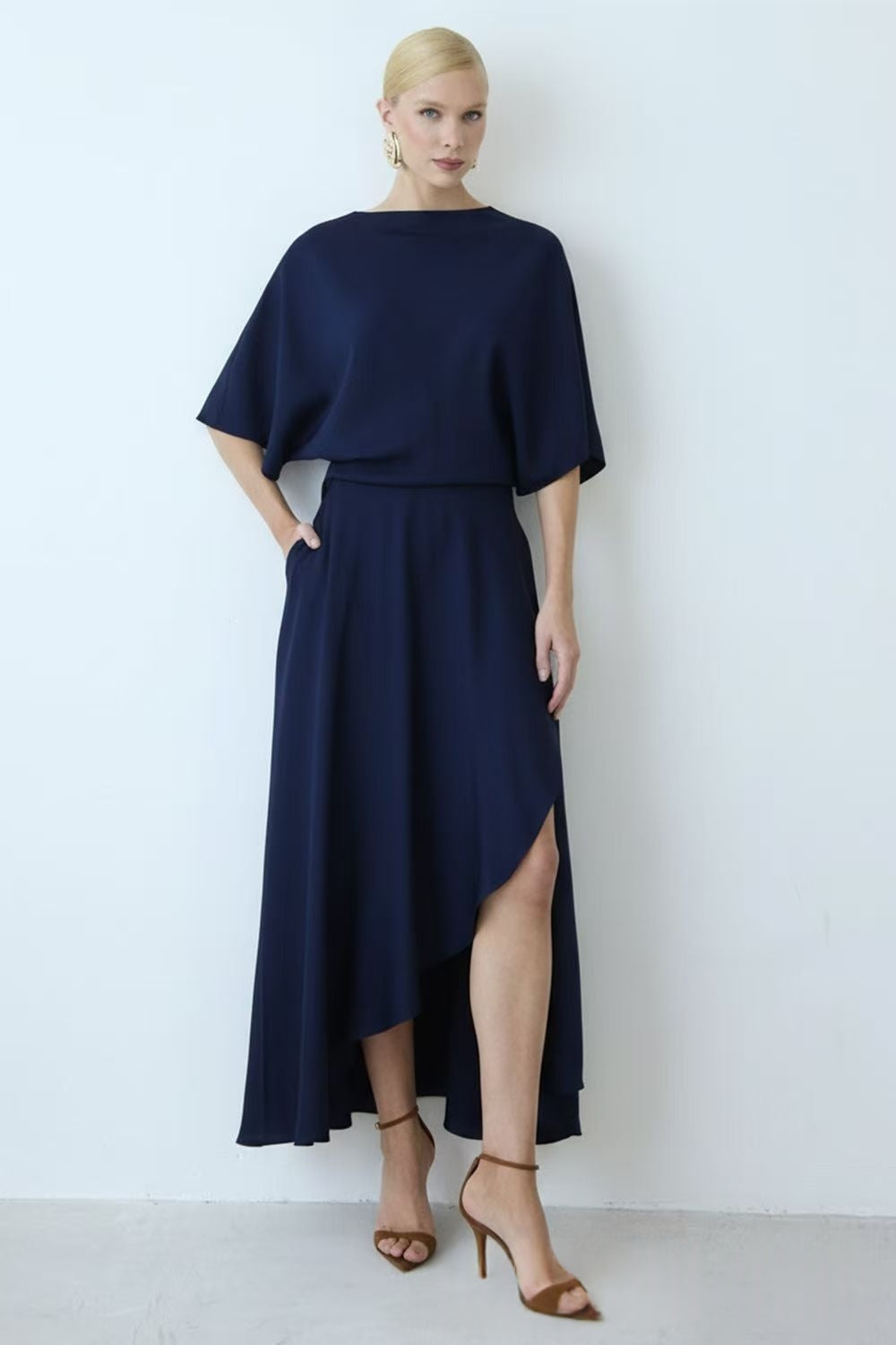Satin-Kleid mit Rundhals und Schlitz – Bild 8 | LuxeStyle
