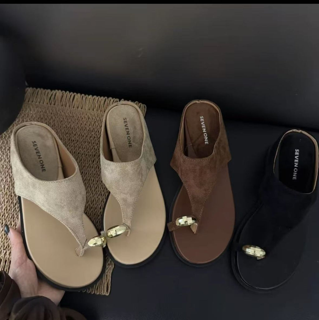 Minimalistische Wildleder-Flip-Flops