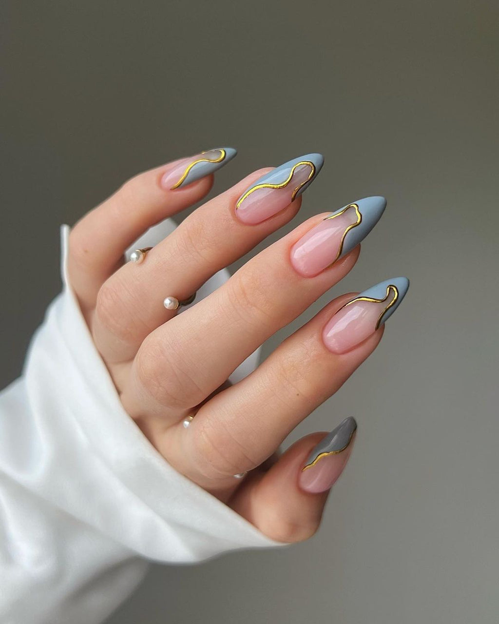Handgemachte Mandel-French-Maniküre