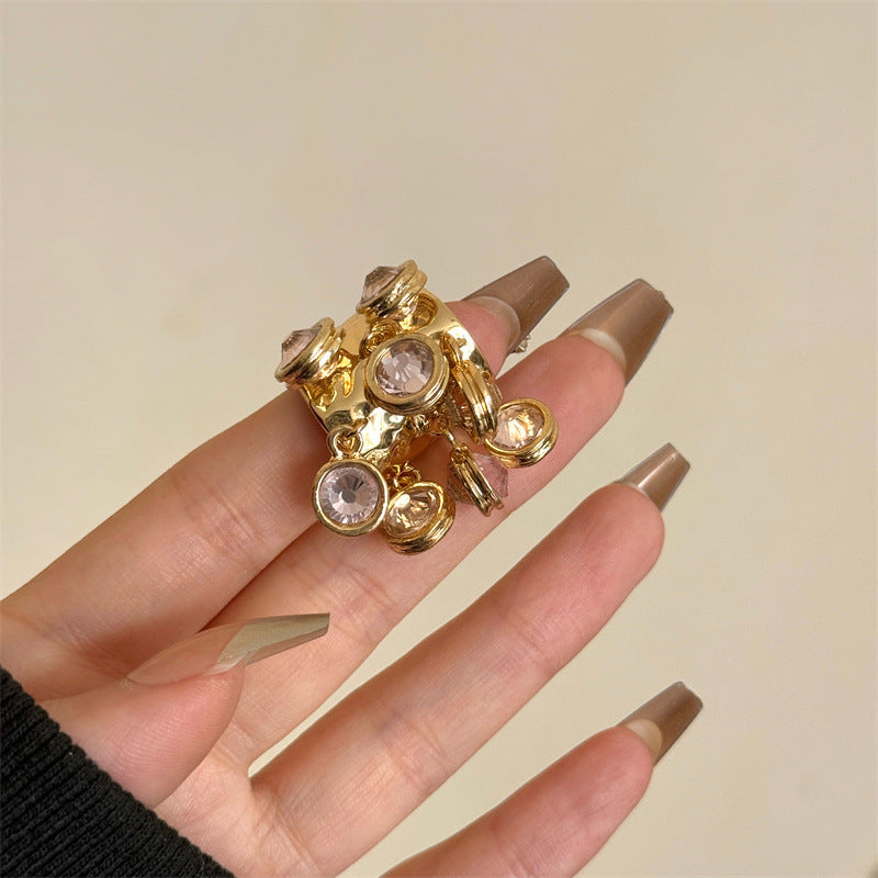 Funkelnder Vintage-Ring mit Strasskugel