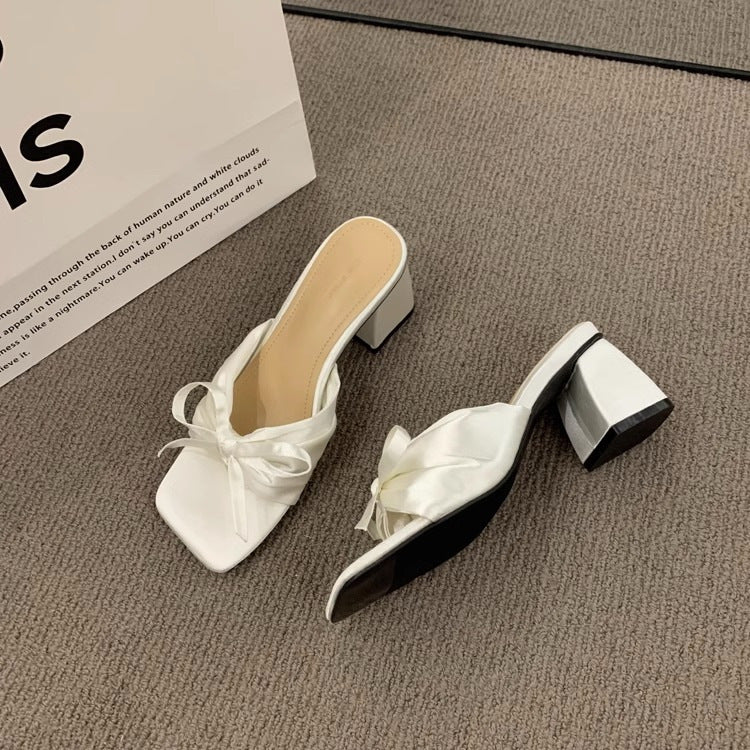 Satin-Sandalen mit Schleife und Chunky-Absatz – Bild 3 | LuxeStyle