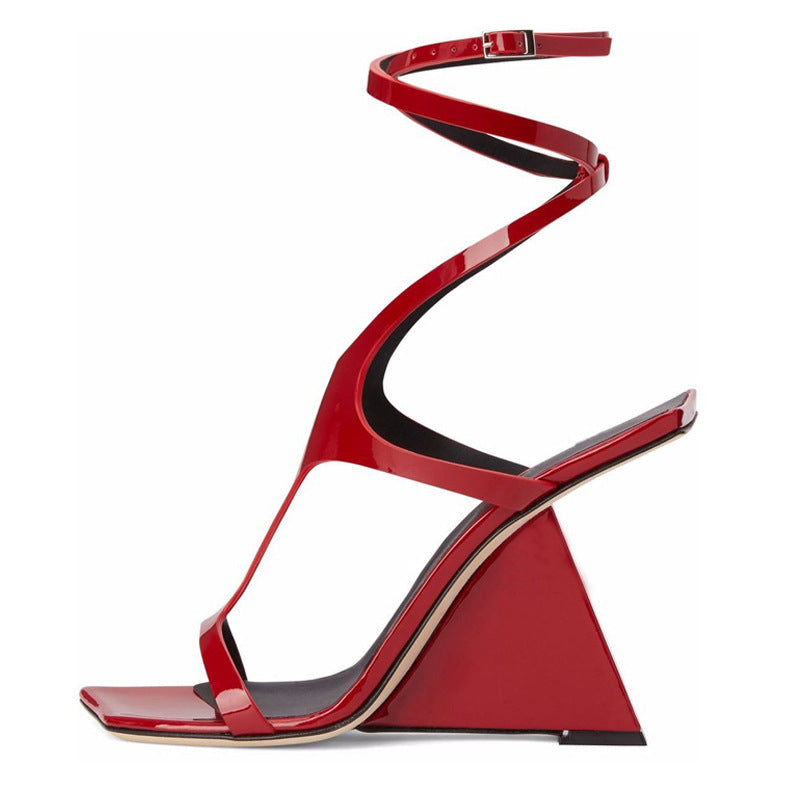Keilabsatz-Sandalen aus Lackleder