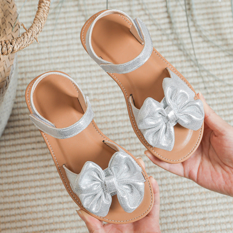 Silberne Baby- und Kinderschuhe mit Schleife