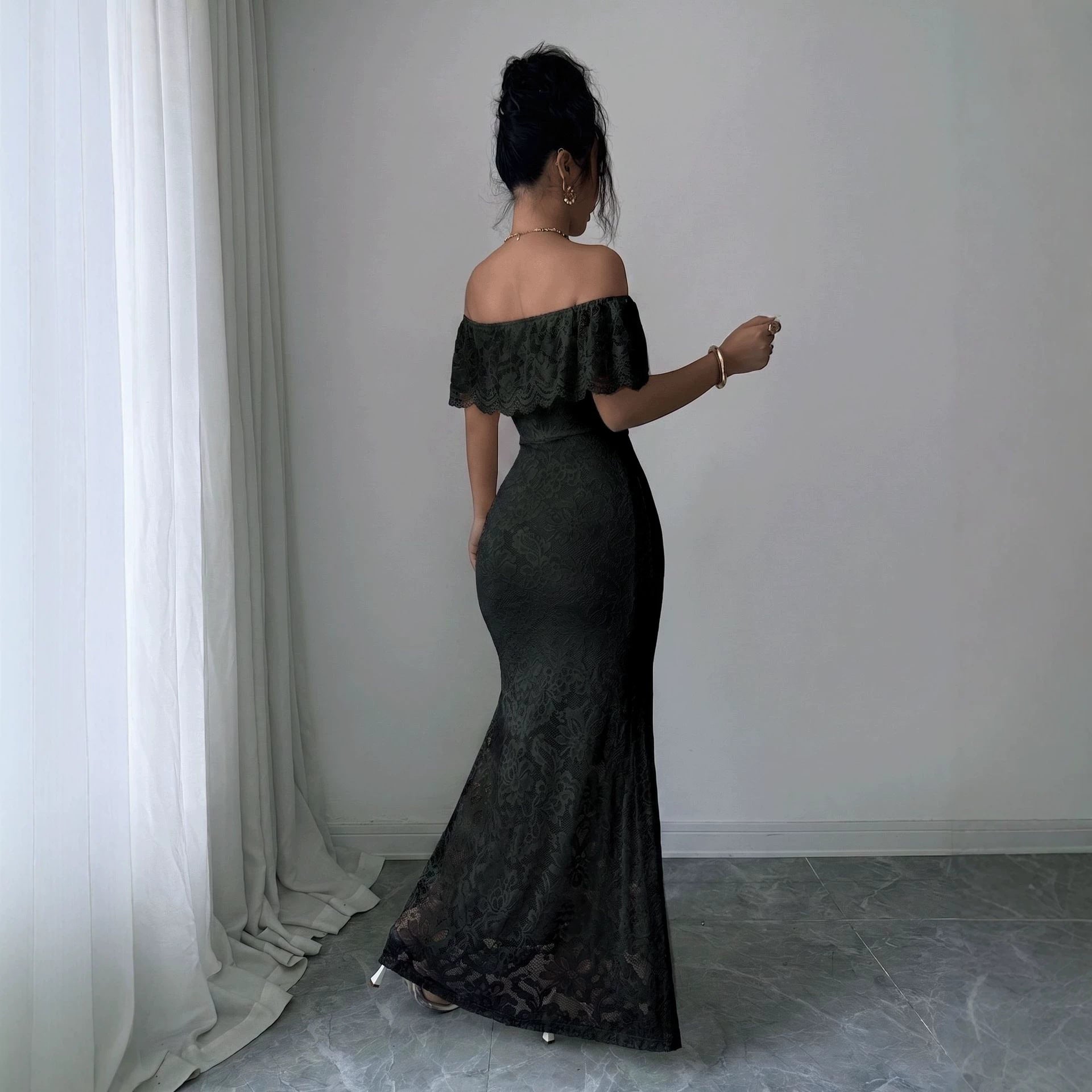 Elegantes Off-Shoulder Spitzenkleid mit Volants