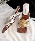 Römer-Sandalen mit dünnen Riemen und Keilabsatz