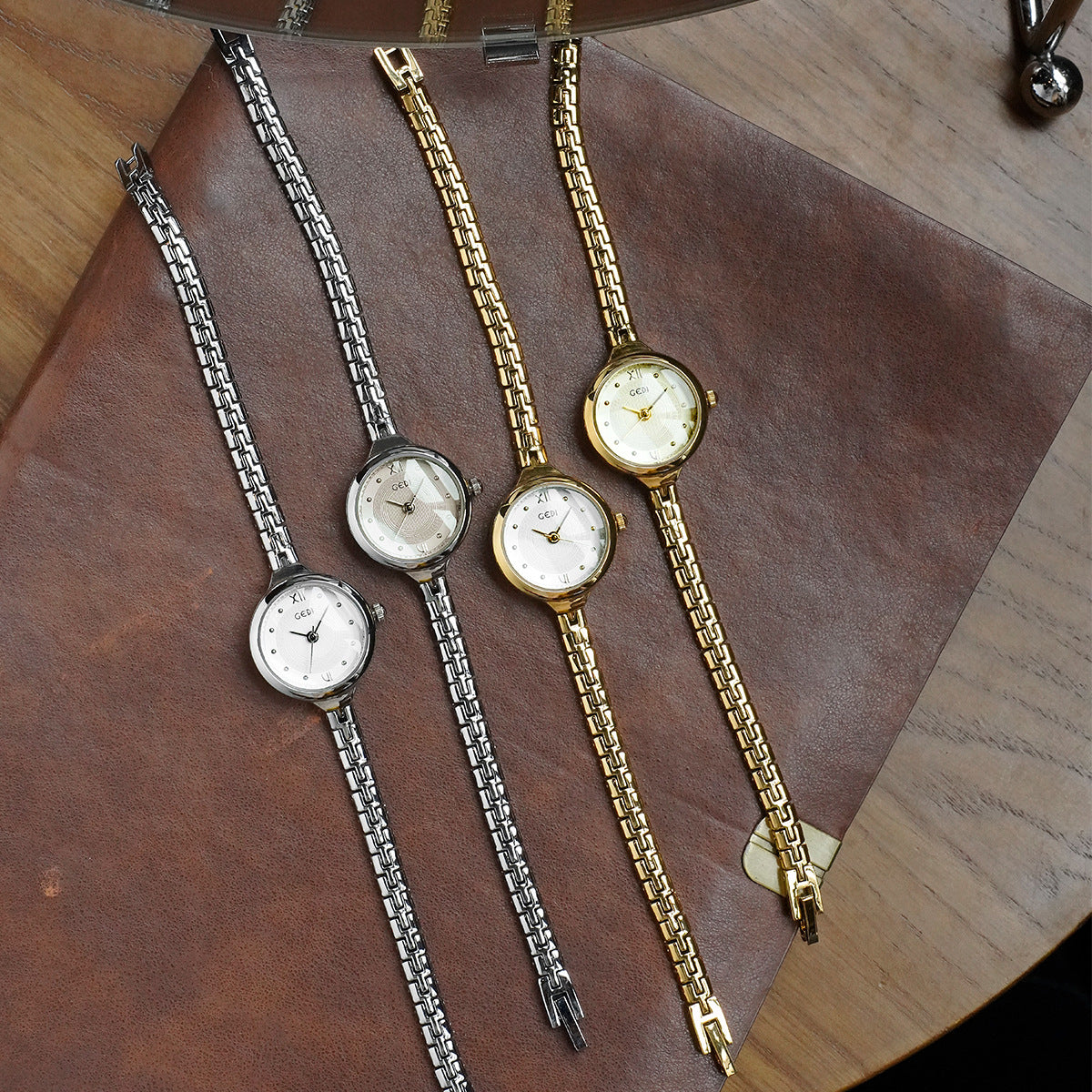 Quarzuhr für Damen mit Armband – Bild 3 | LuxeStyle