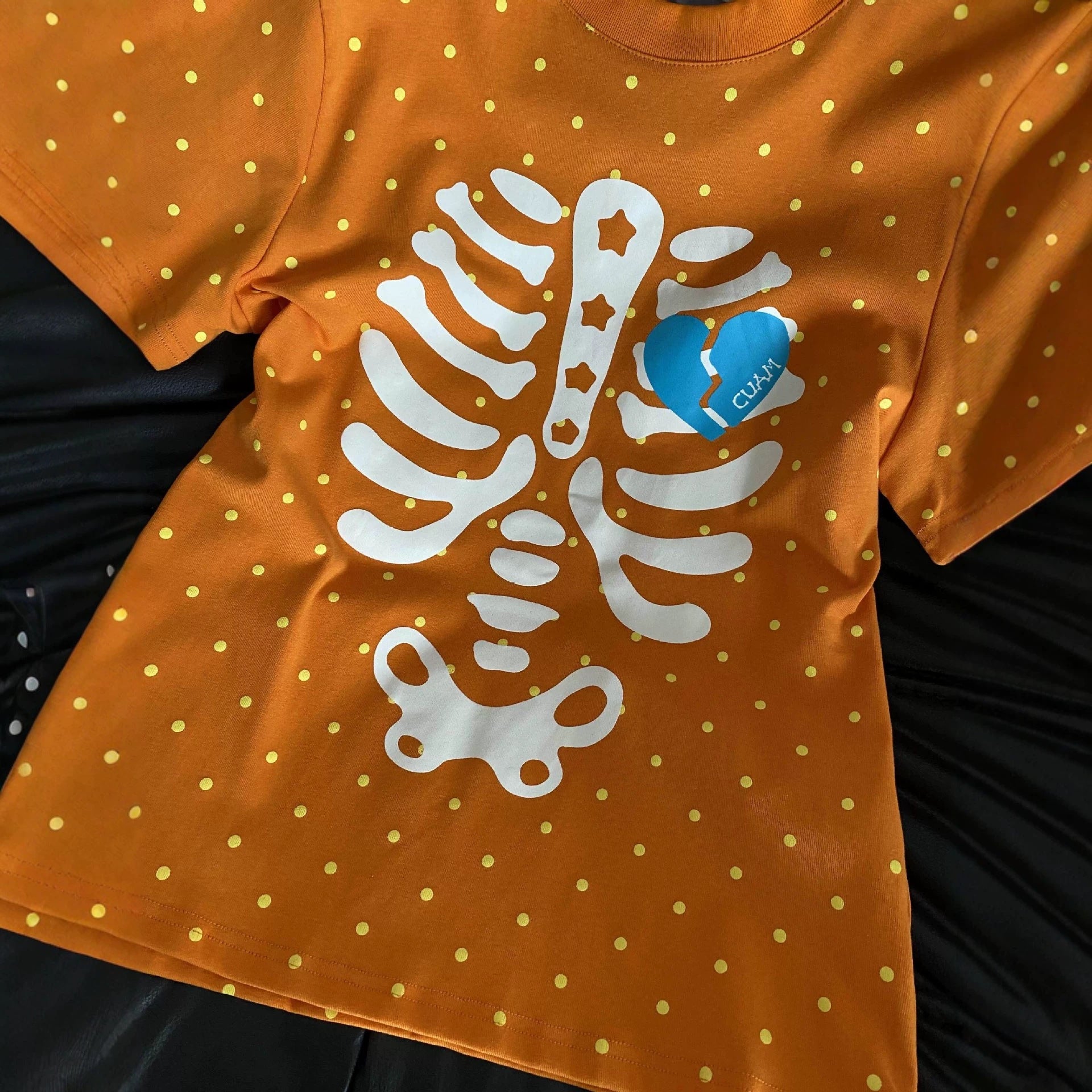 Kurzarm-Shirt mit Totenkopf-Print und Tupfen