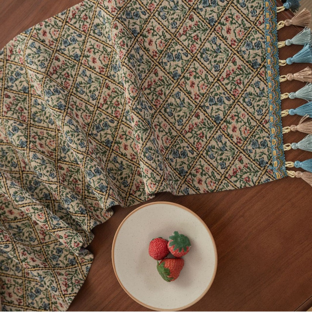 Rhyme Nordic Jacquard Tischläufer mit Quasten