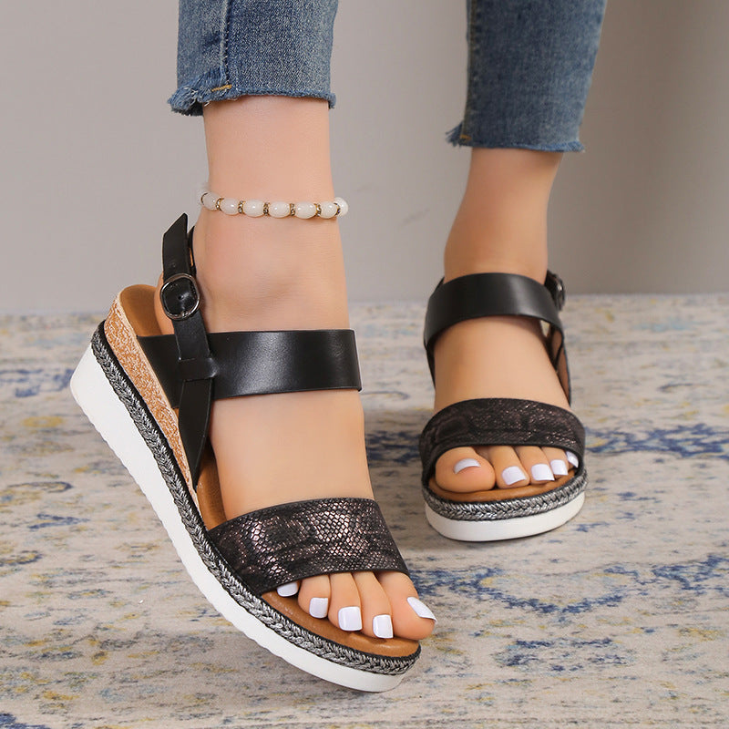 Keilabsatz-Sandalen mit breitem Riemen – Bild 7 | LuxeStyle