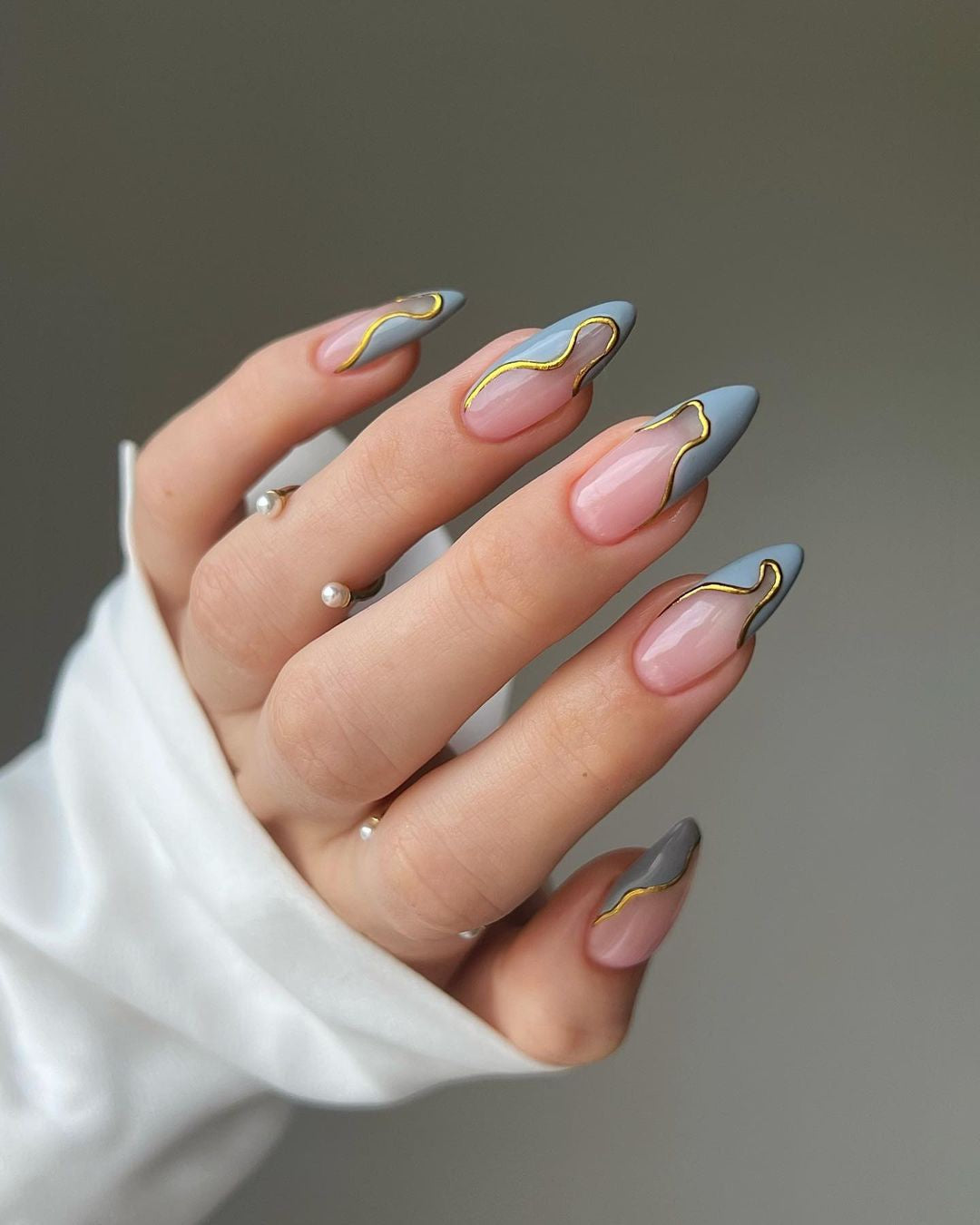 Handgemachte Mandel-French-Maniküre