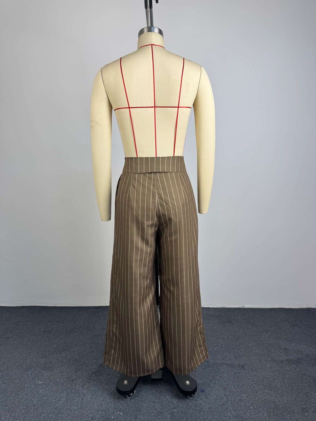 High Waist Plissée Hose mit Nadelstreifen