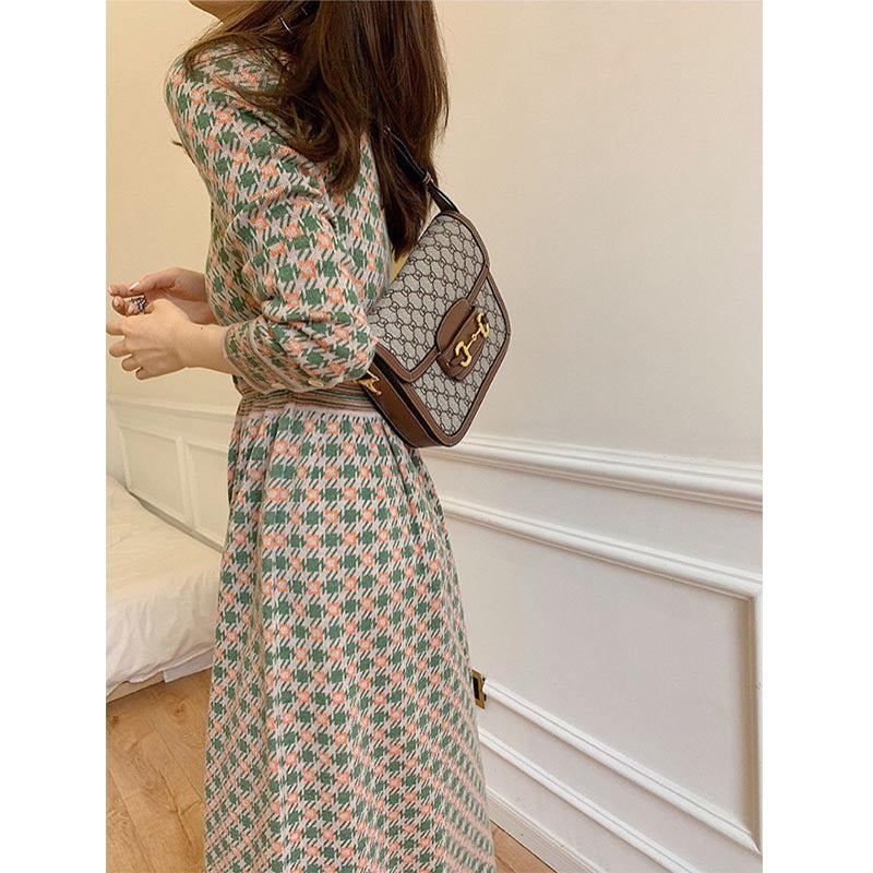 Chanel-inspirierendes Strickkleid