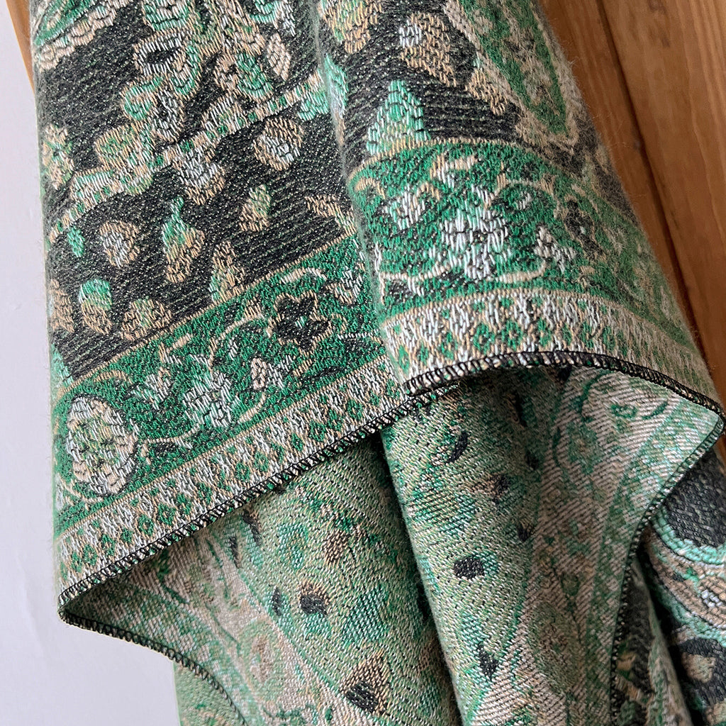 Warmer Jacquard-Poncho mit Quasten