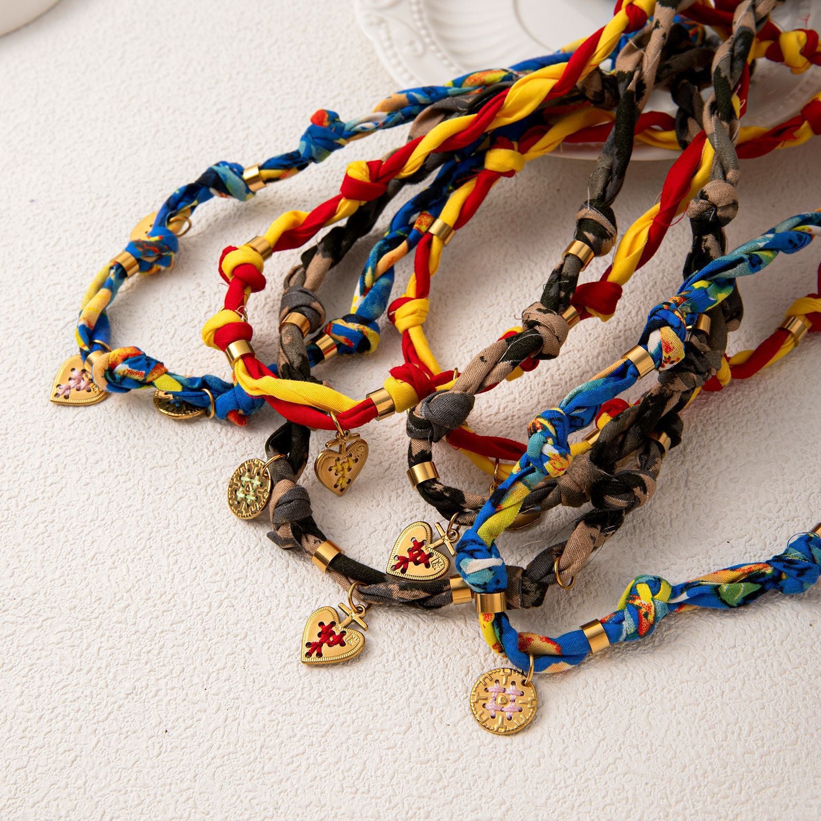 Mehrfarbiges Titanstahl-Herzanhänger-Armband aus Edelstahl