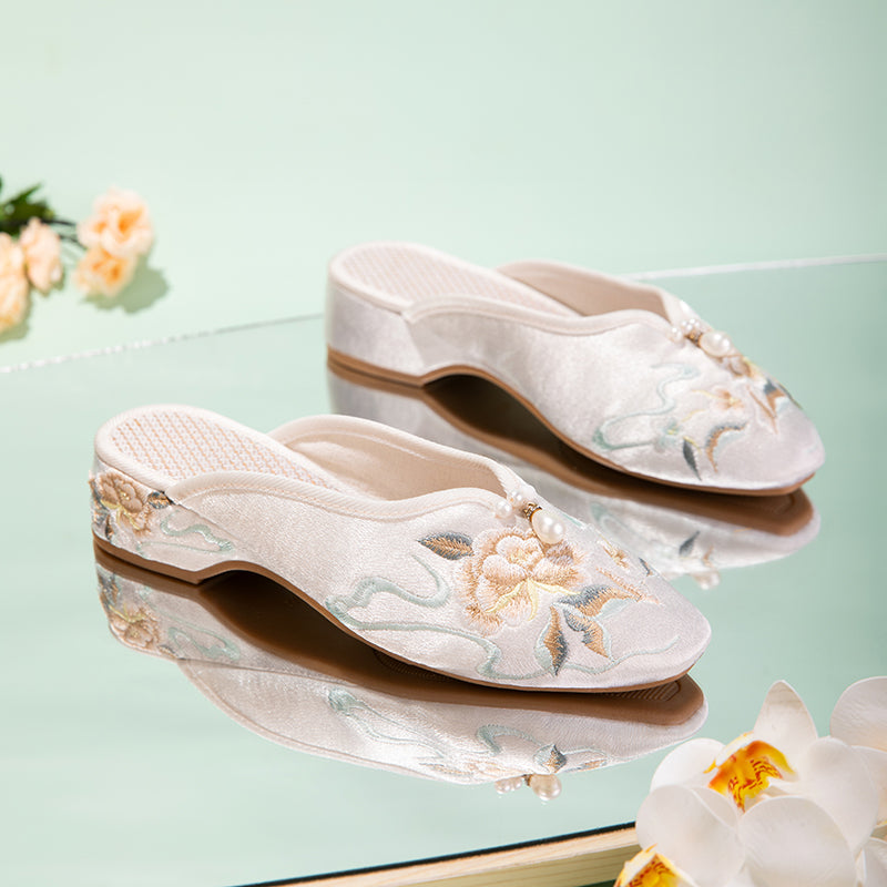 Satin-Slipper mit Pfingstrosen-Stickerei