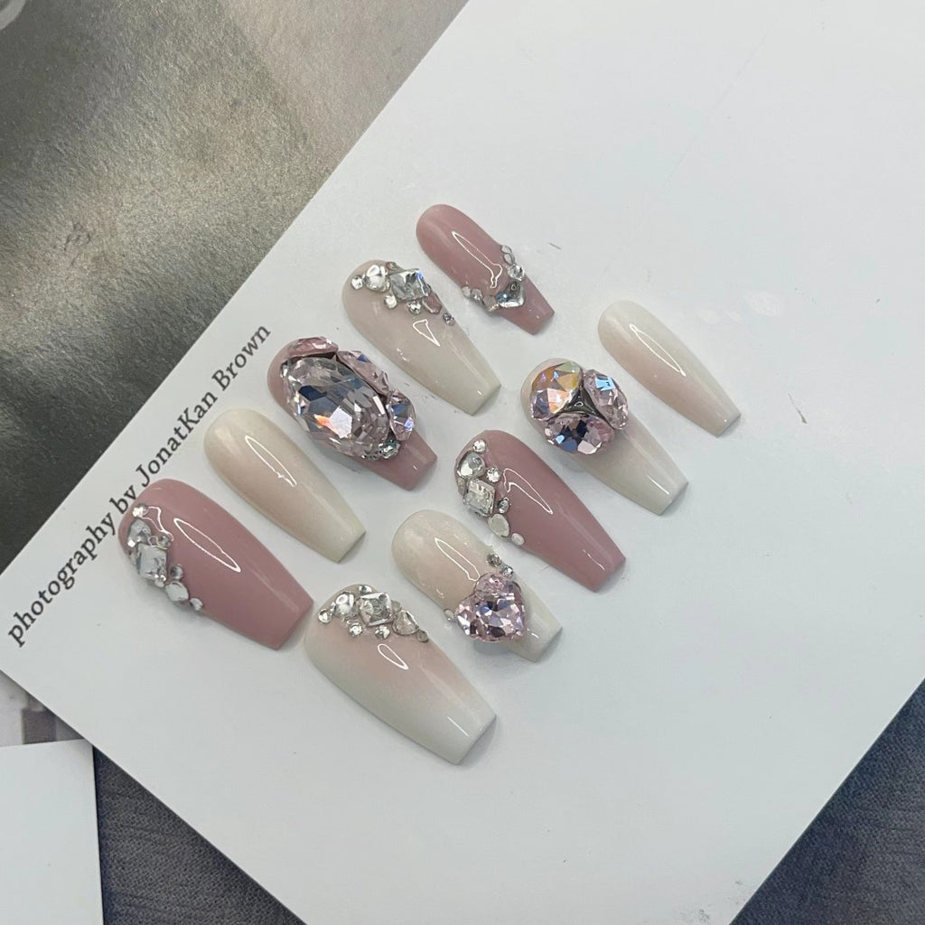 Nagelspray-Pistole mit Strass-Kugel
