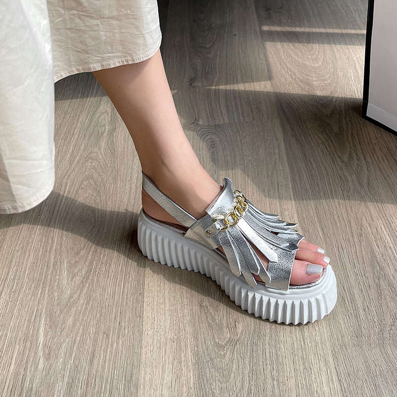 Sandalen mit Plateau-Sohle und Quasten | LuxeStyle