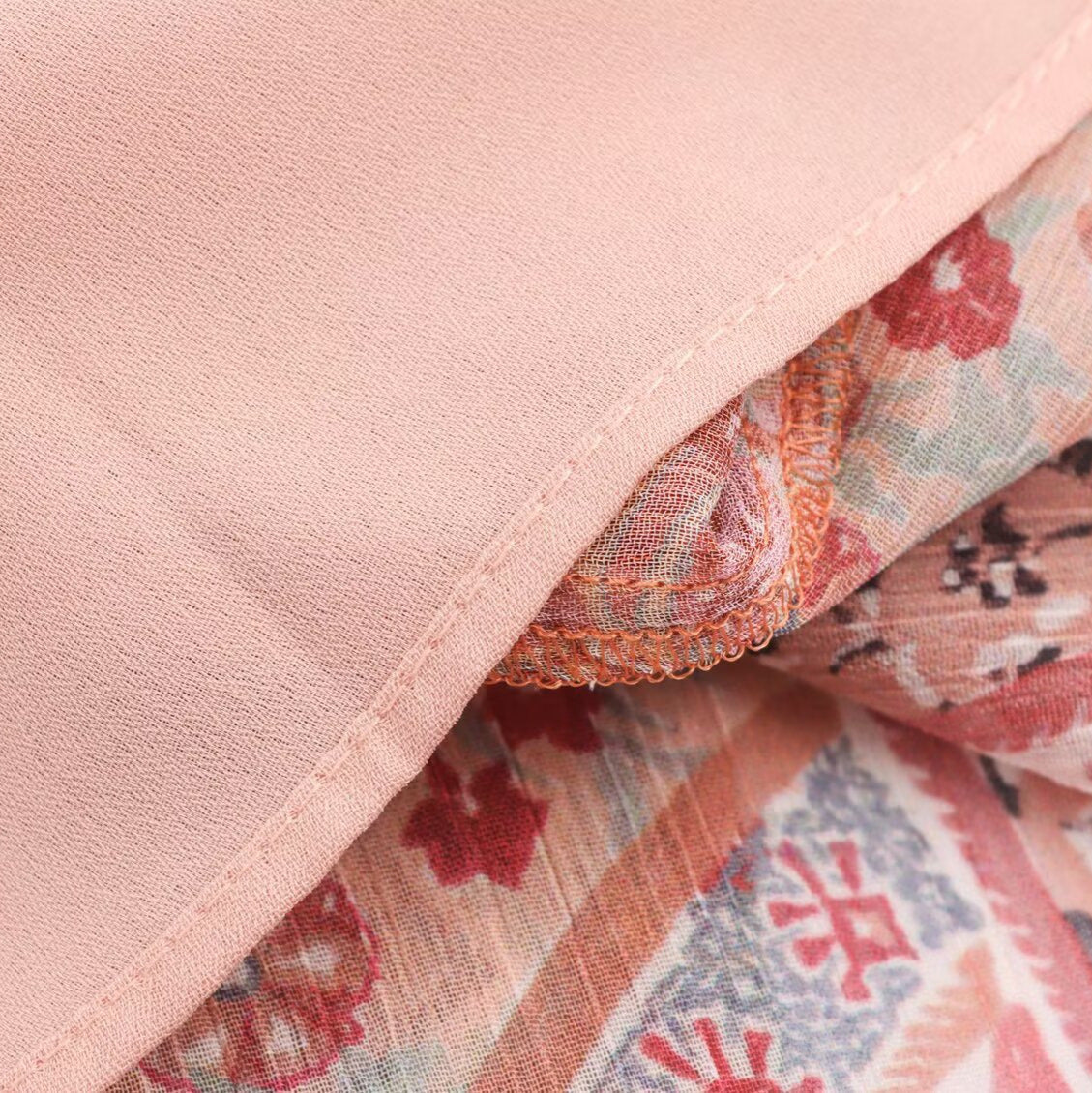 Paisley-Kleid mit V-Ausschnitt und Spitze