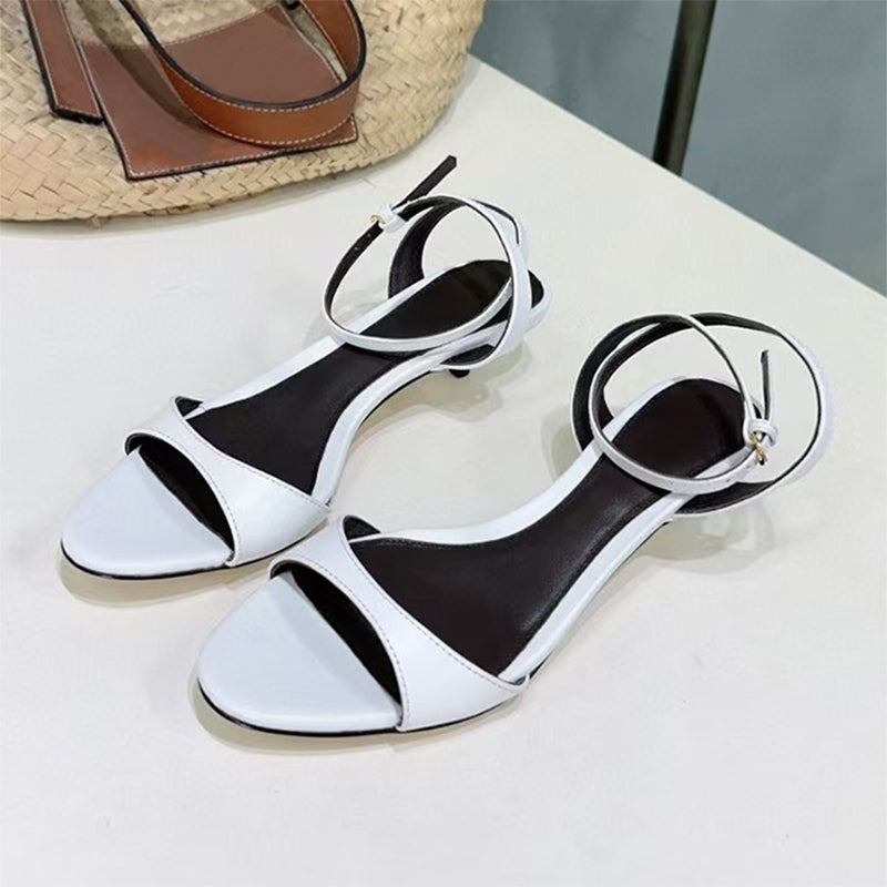 Schwarze oder weiße Retro-Sandalen mit Kittenabsatz – Bild 5 | LuxeStyle