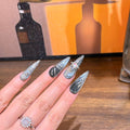 Dunkelgraue Cat Eye Nägel mit Kreuz-Herz Muster