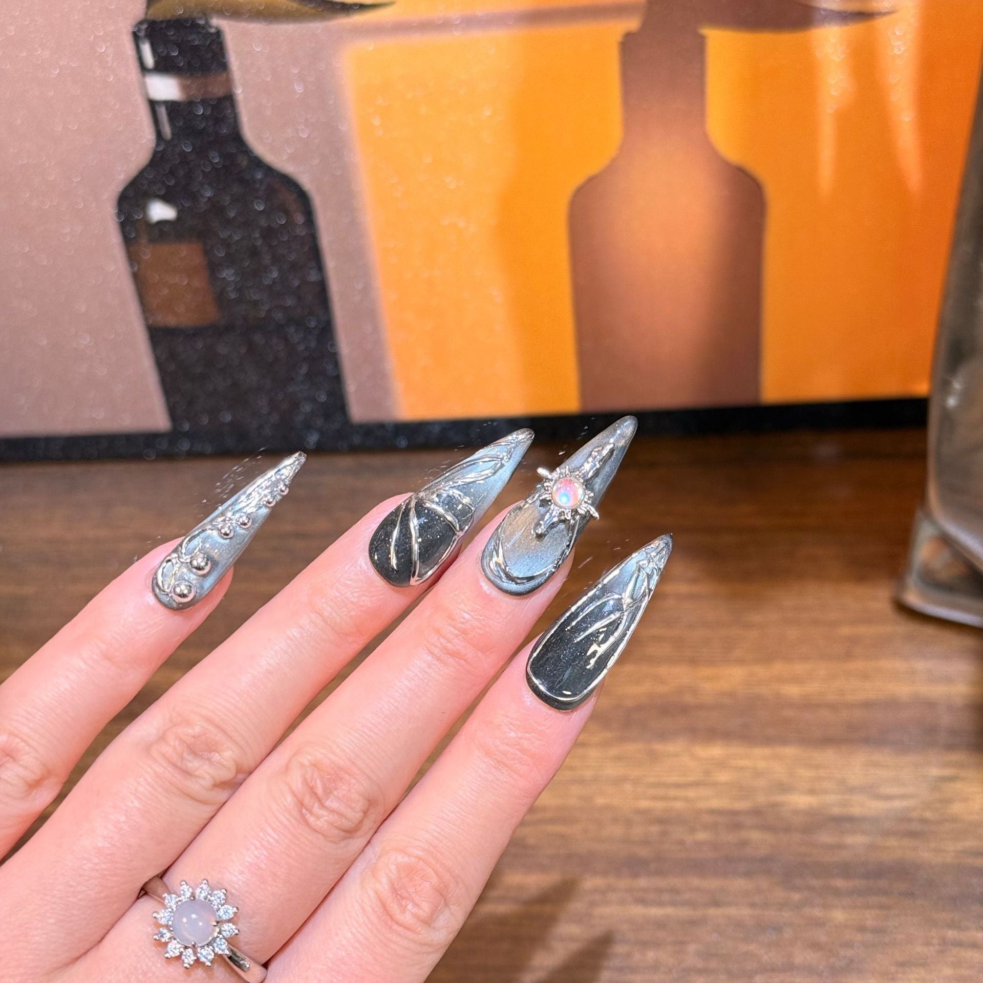 Dunkelgraue Cat Eye Nägel mit Kreuz-Herz Muster