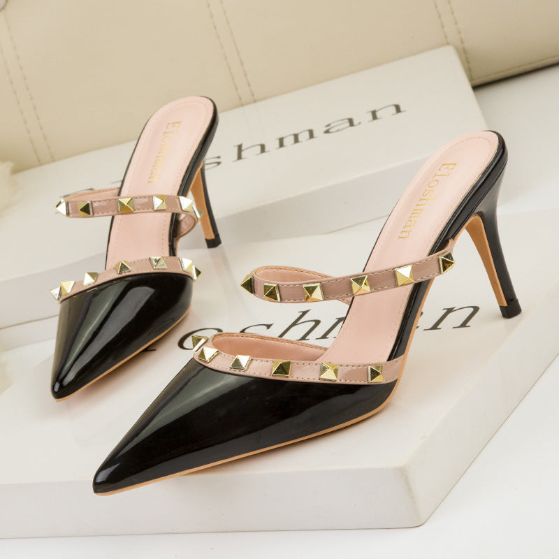 Sandalen aus Lackleder mit Metallnieten – Bild 5 | LuxeStyle