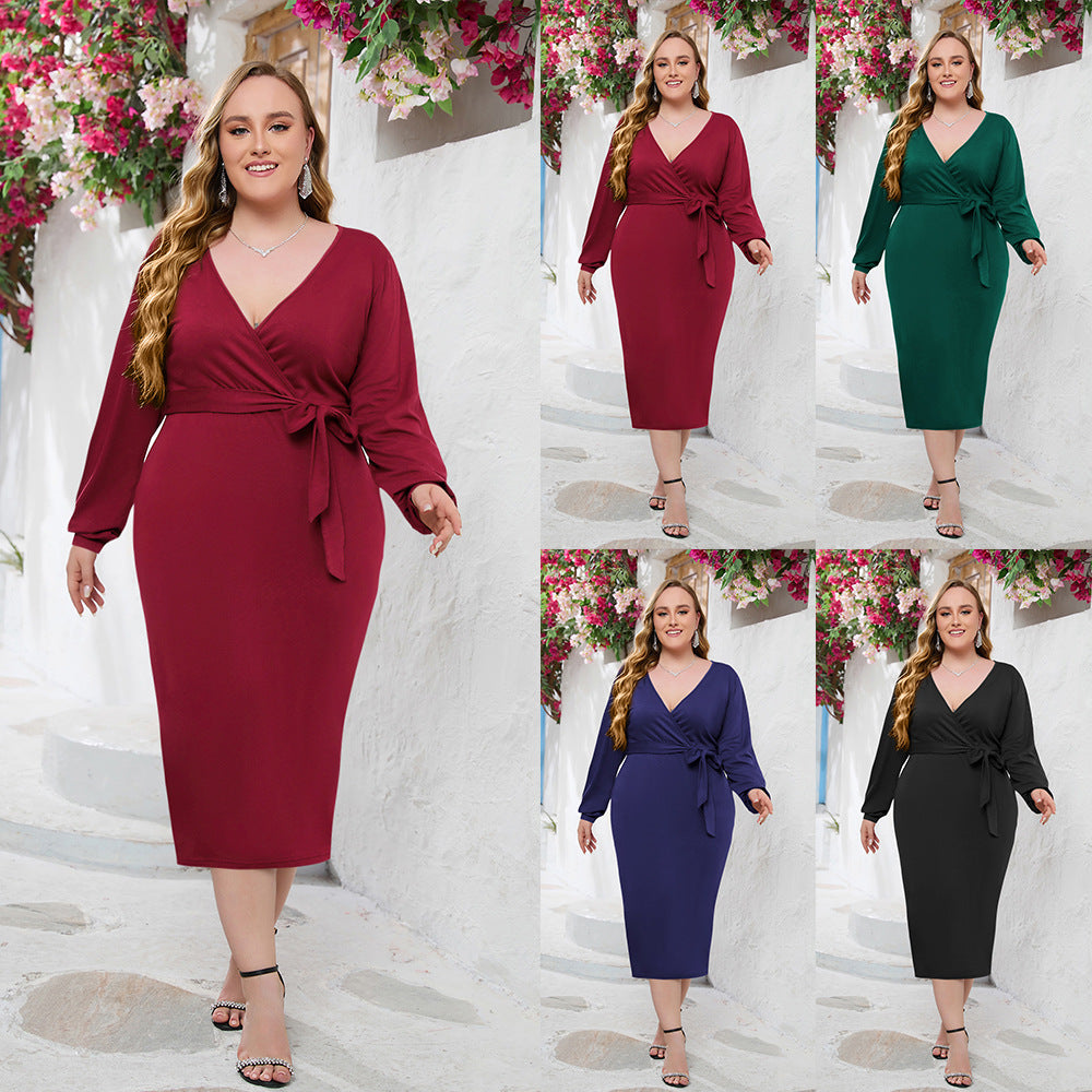Langes Kleid mit V-Ausschnitt und Bindegürtel | LuxeStyle
