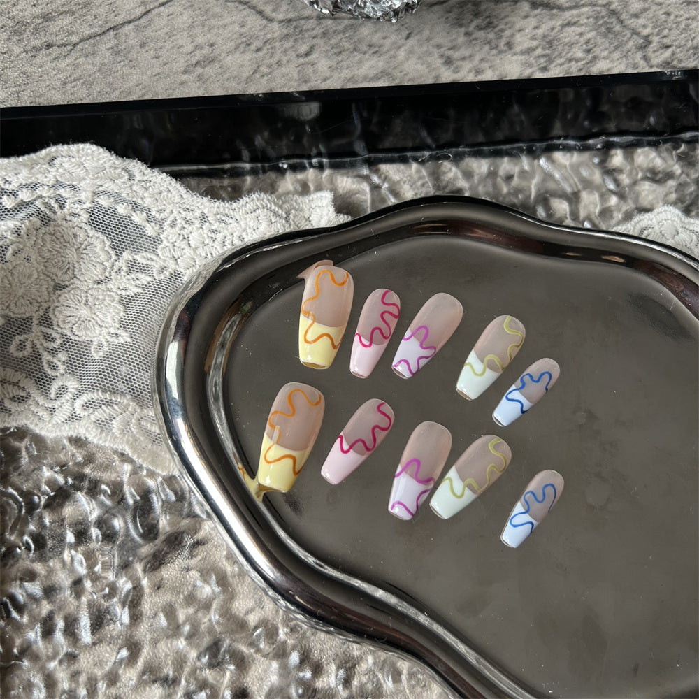 Handbemalte Nägel im Blumen-Design