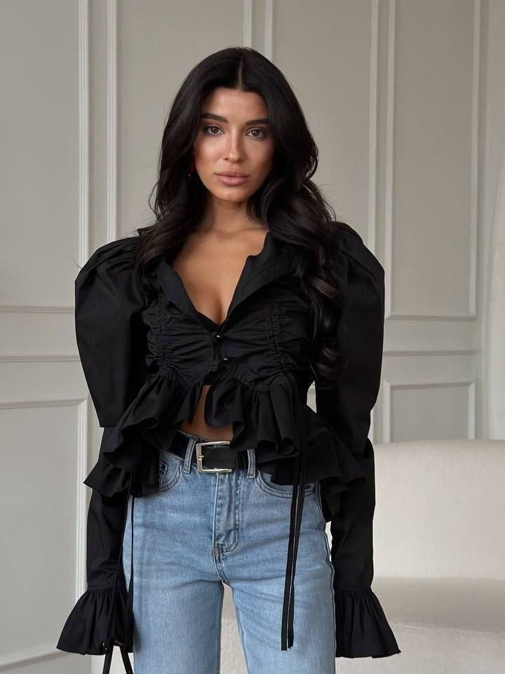 Elegante Damenbluse mit Rüschen und Knopfleiste