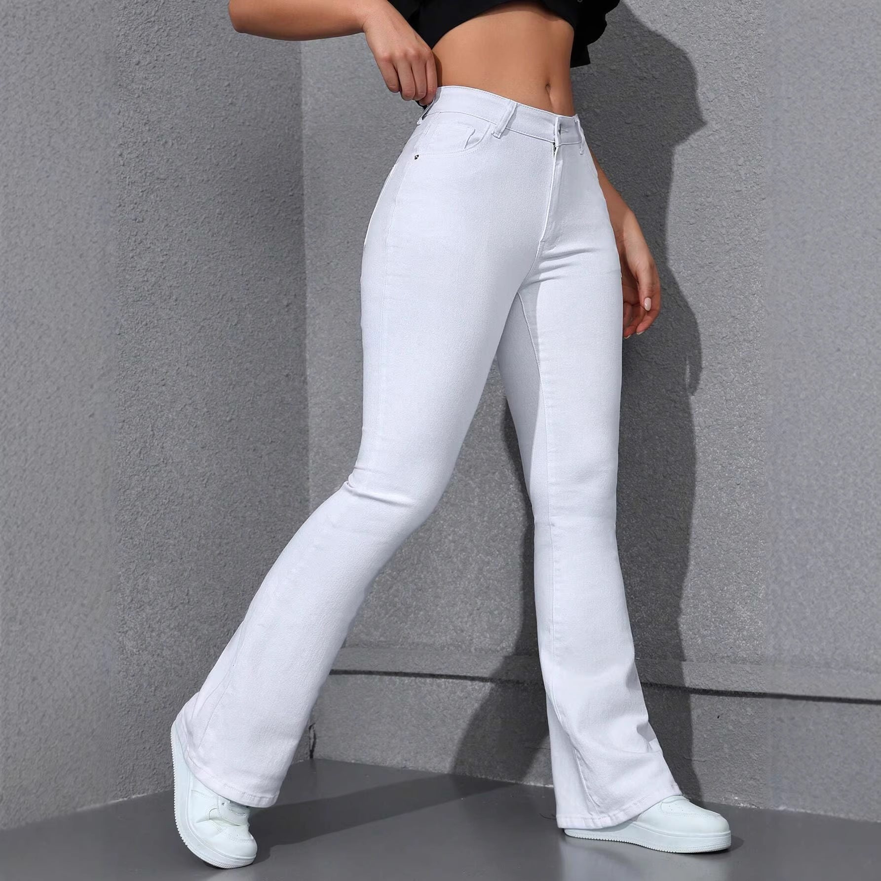 Weisse Stretch-Hüfthose mit weiter Beinform