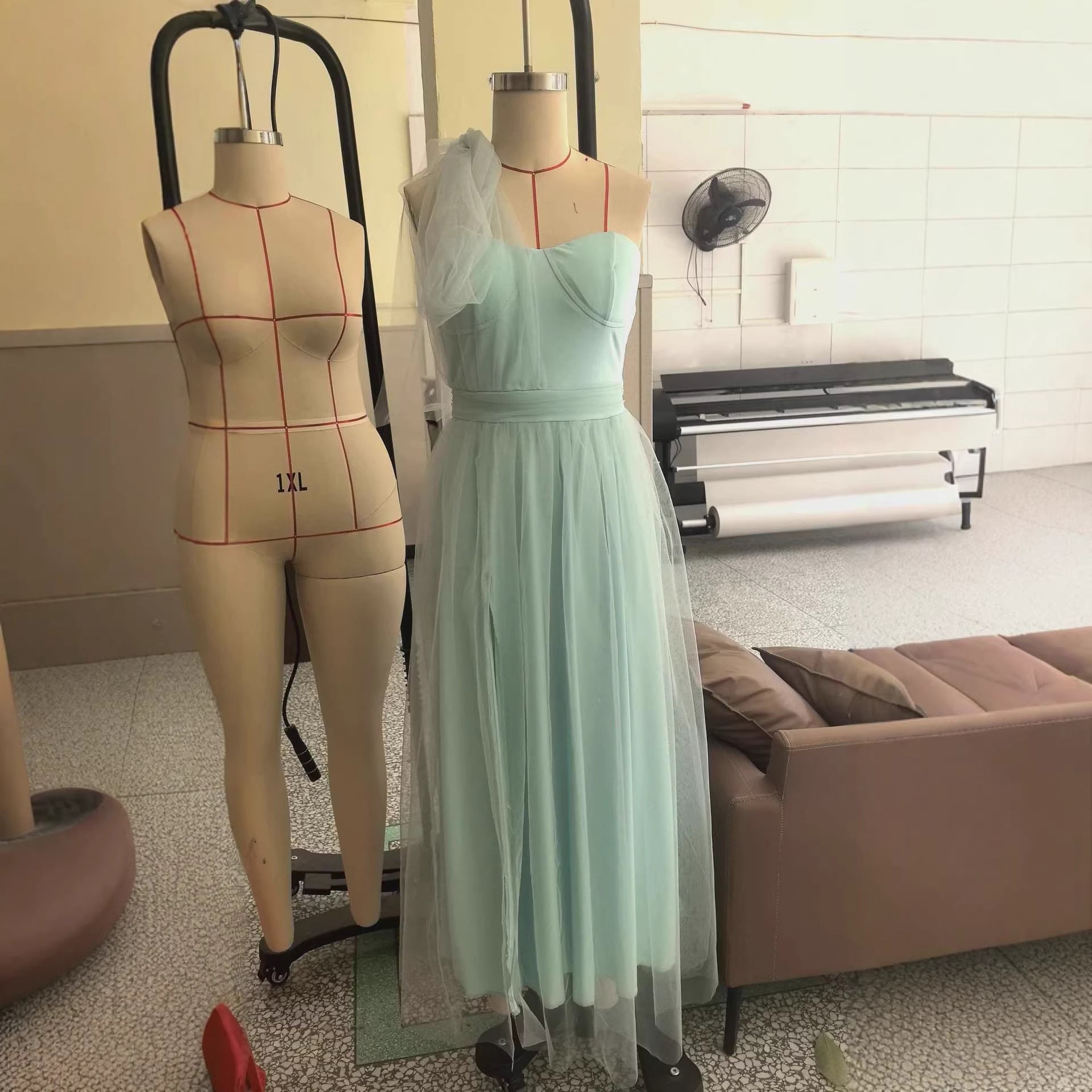 Elegantes Mesh-Panel Maxikleid mit Rückenausschnitt