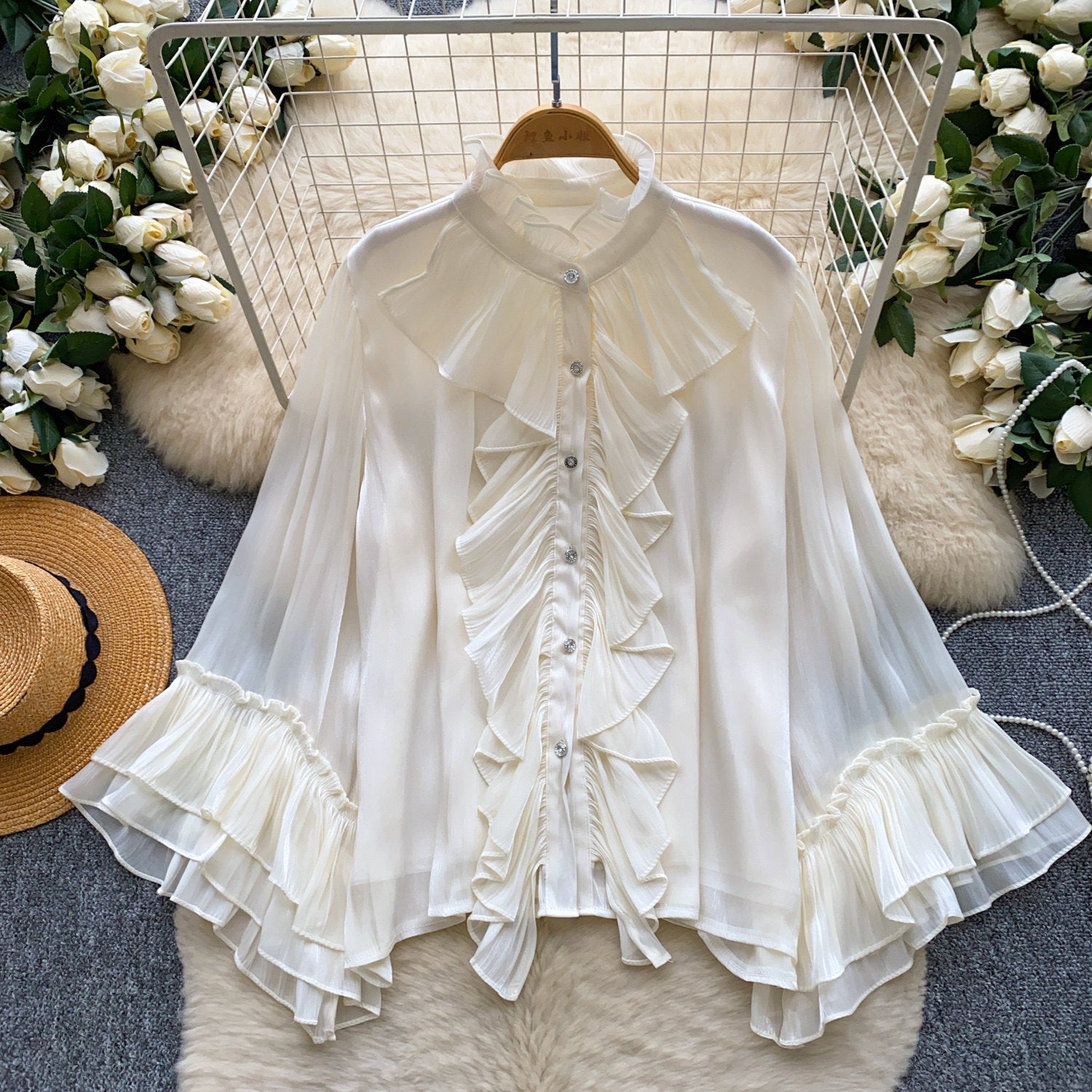 Unifarbene Bluse mit Rüschensaum